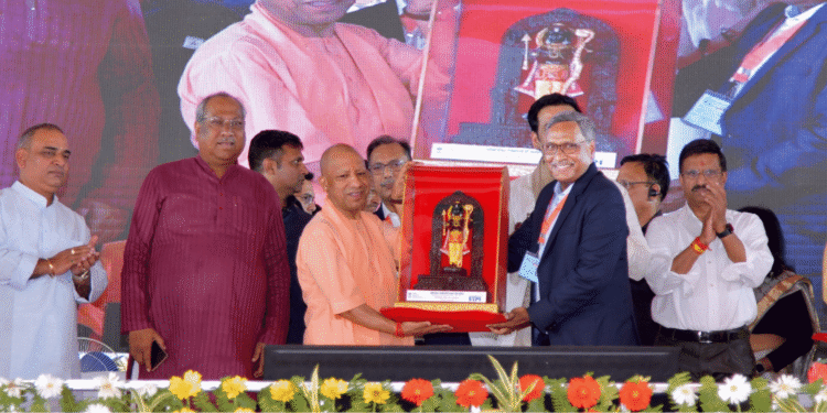Shri Yogi Adityanath, Chief Minister, UP and Shri Arvind Kumar, DG, STPI